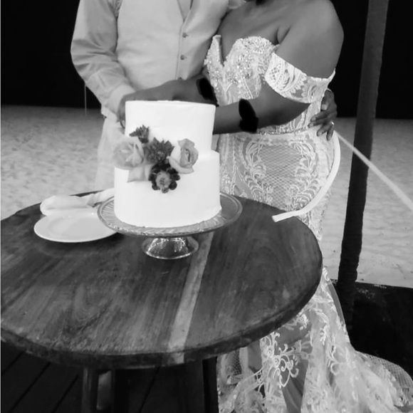 Elegant Lace Off-Shoulder Wedding Dress - Picture 4 of 5